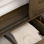 Armoire en bois grainé marron avec tiroirs, tringle et 4 portes coulissantes