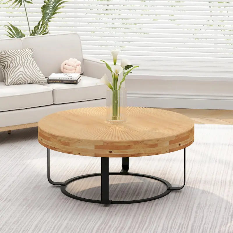 Table basse ronde moderne avec motif en bois sculpté et pieds en métal