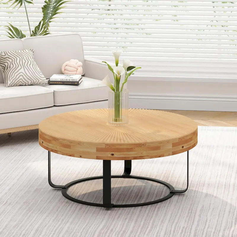 Table basse ronde moderne avec motif en bois sculpté et pieds en métal