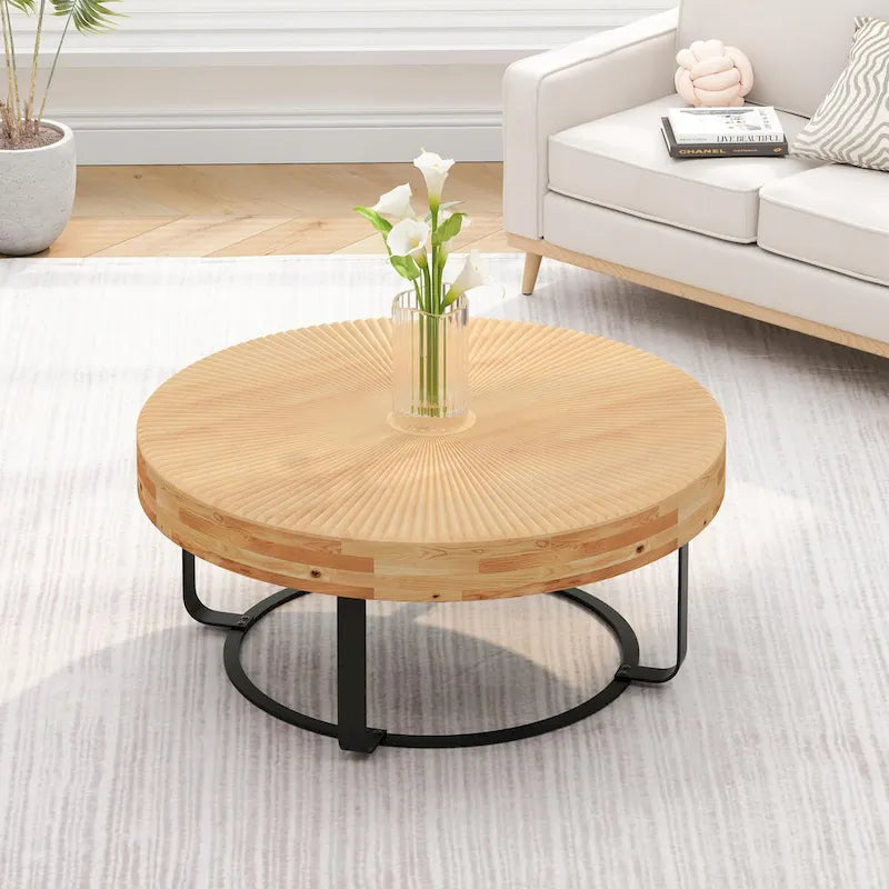 Table basse ronde moderne avec motif en bois sculpté et pieds en métal
