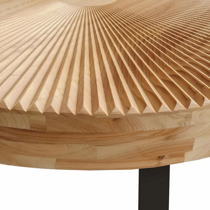 Table basse ronde moderne avec motif en bois sculpté et pieds en métal